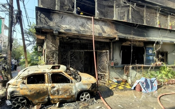 Ô tô điện bốc cháy khi đang sạc, 8 người một nhà mắc kẹt trong đám cháy tử vong ở Ấn Độ