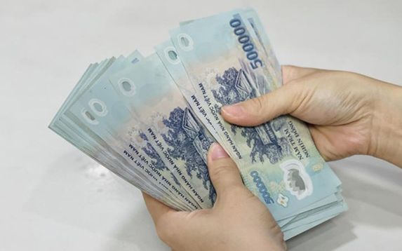 Phát hiện hàng trăm tờ tiền 500 nghìn đồng bỏ quên trong cây ATM