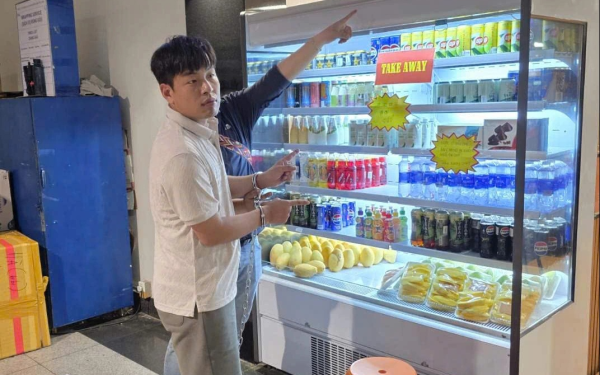 Vụ người đàn ông tử vong trong khách sạn ở TP.HCM: Bắt giữ nghi can, phát hiện hung khí trên nóc tủ đồ uống ở sân bay Tân Sơn Nhất