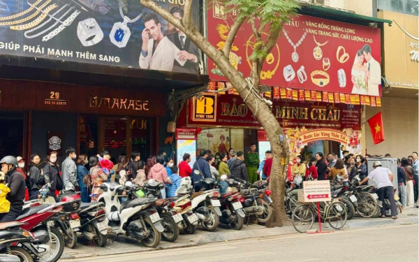Giá vàng giảm mạnh, nhiều người bỏ về vì khó mua