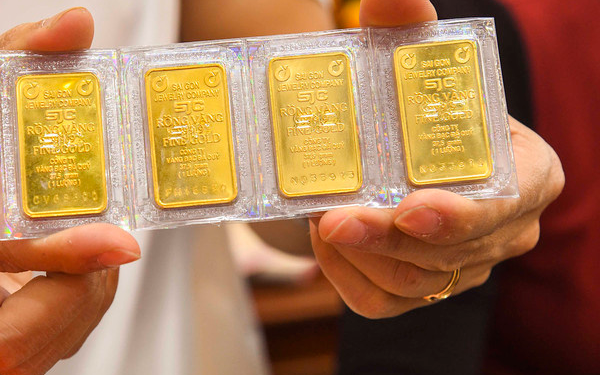 Giá vàng giảm sâu, cửa hàng bán ra không giới hạn