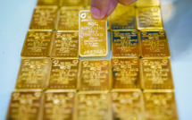 Giá vàng thế giới lại rơi thẳng đứng