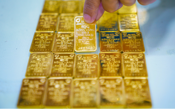 Giá vàng thế giới lại rơi thẳng đứng