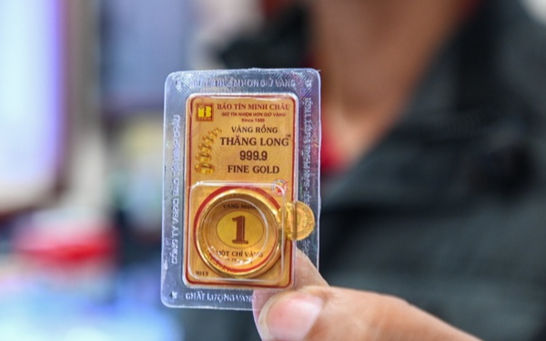 Giá vàng giảm vội vàng bắt đáy, lỗ ngay chục triệu đồng