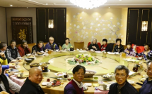 Đi họp lớp, bạn bè khoe làm giám đốc, trưởng phòng, tôi nói mình làm shipper: Về đến nhà, nhận được tin nhắn khó có thể quên