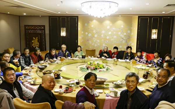 Đi họp lớp, bạn bè khoe làm giám đốc, trưởng phòng, tôi nói mình làm shipper: Về đến nhà, nhận được tin nhắn khó có thể quên