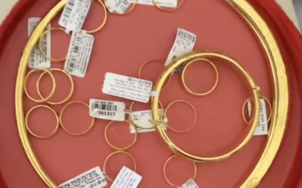 Cô gái Hà Nội sốc nặng khi bán 2 cây vàng cưới ước tính 326 triệu, chủ tiệm chỉ đưa 312 triệu, netizen: Vậy là chính xác rồi!