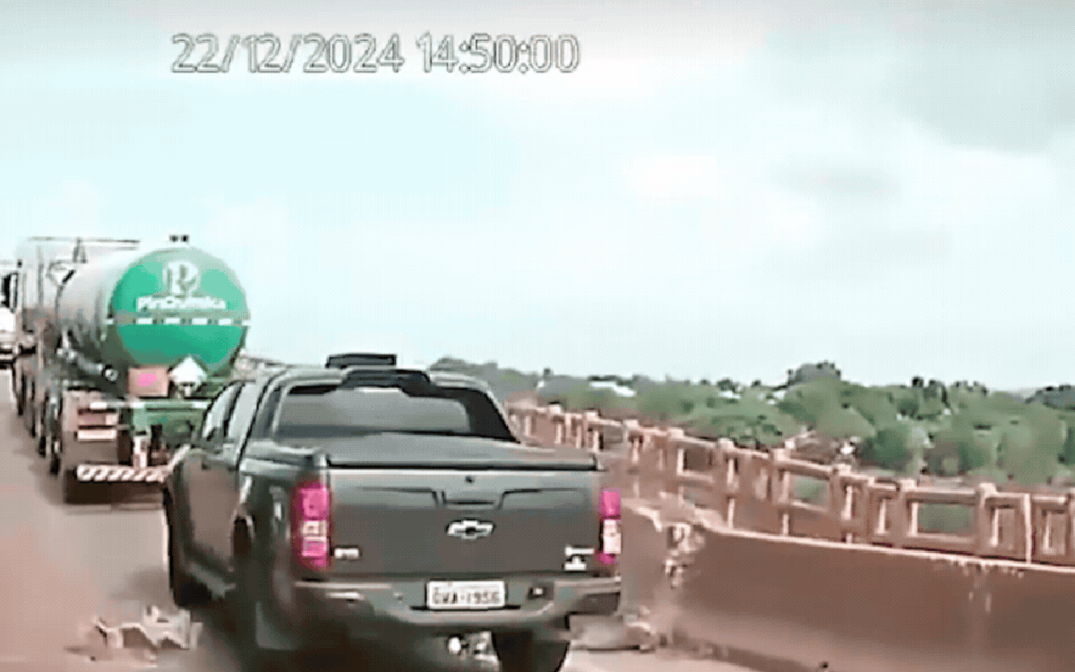 Công bố video vụ sập cầu kinh hoàng khiến 14 người tử vong, 3 người mất tích, hàng loạt phương tiện rơi xuống sông