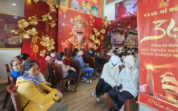 Diễn biến ở tiệm vàng khi giá giảm về dưới 170 triệu đồng/lượng