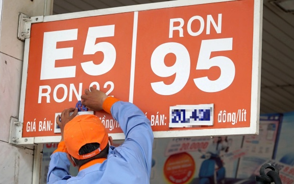 Giá xăng dầu hôm nay 24/3: Dầu thô rơi thẳng đứng, mất mốc 100 USD/thùng, giá xăng dầu trong nước hạ nhiệt