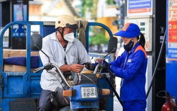 Giá xăng dầu tại Việt Nam thấp hơn so với Campuchia, Lào