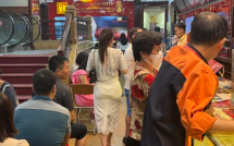 Giá vàng hôm nay mới nhất (24/3) đảo chiều tăng mạnh: Nhà vàng "xả hàng", chợ đen vẫn "hét giá"