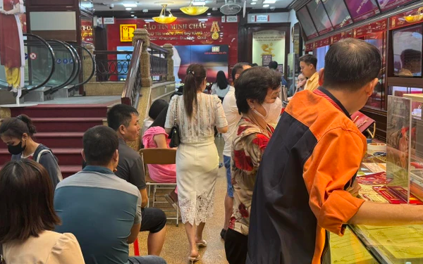 Giá vàng hôm nay mới nhất (24/3) đảo chiều tăng mạnh: Nhà vàng "xả hàng", chợ đen vẫn "hét giá"