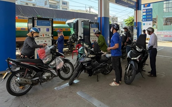 Giá xăng giảm gần 4.000 đồng một lít