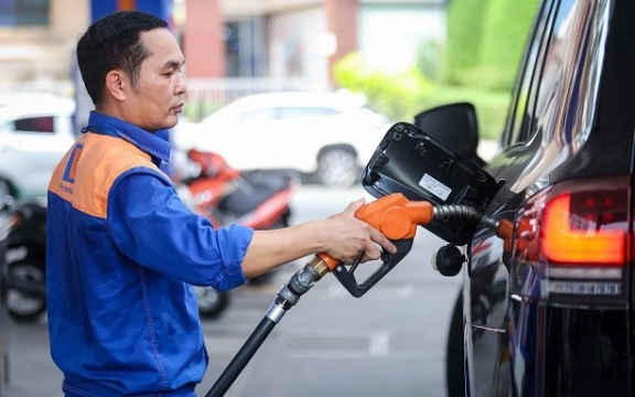 Giá xăng ngày 25/3: Tăng mạnh trong đêm, mỗi lít 