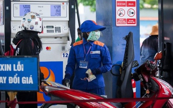 Giá xăng giảm gần 4.000 đồng một lít