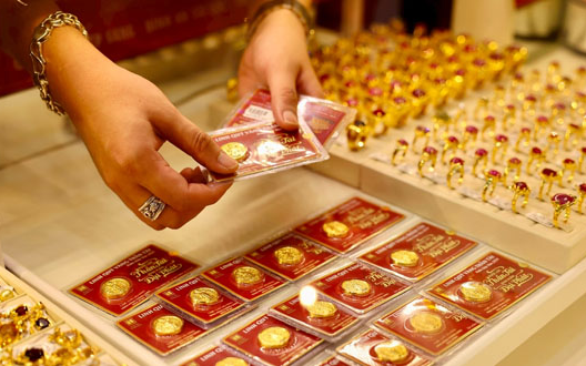 Giá xăng dầu tăng, giá vàng xảy ra hiện tượng lạ: Chuyên gia lý giải thế nào?