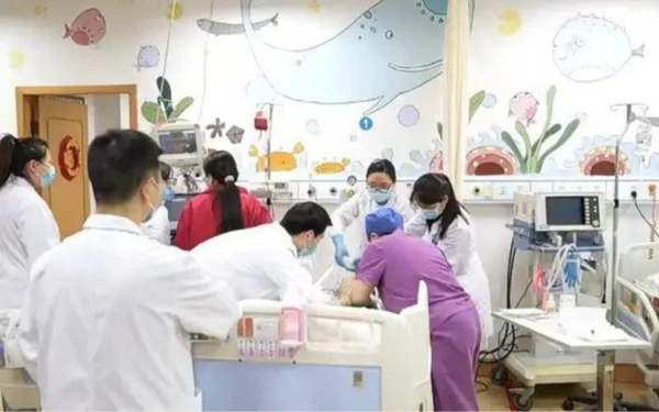 Bé 2 tuổi tử vong sau khi ăn món "vạn người mê", bà ngoại ngã quỵ khi nghe bác sĩ chỉ mặt điểm tên thói quen "chết người"