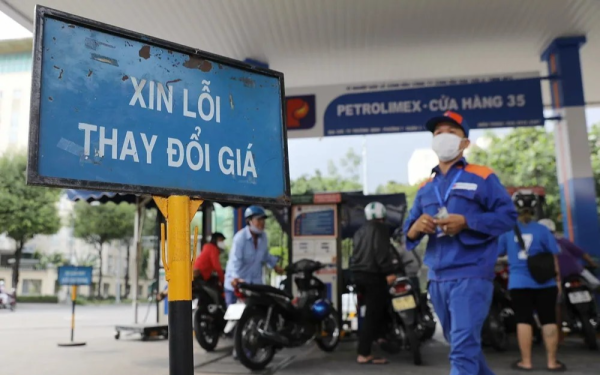 Giá xăng RON 95 gần 34.000 đồng/lít, dầu diesel gần 40.000 đồng/lít