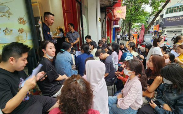 Bảo Tín Minh Châu mở cửa trở lại, giá vàng niêm yết giảm, khách hàng chờ hàng dài giao dịch
