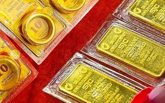 Giá vàng yếu đi sau khi vượt 4.600 USD/oz