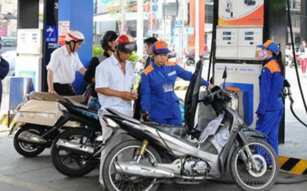 Giá xăng trên dưới 30.000 đồng/lít, đổ đầy bình xe máy tốn bao nhiêu tiền?