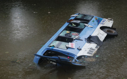 Xe khách lao xuống sông sâu 24m, ít nhất 16 người thiệt mạng: Hé lộ tình tiết đau lòng