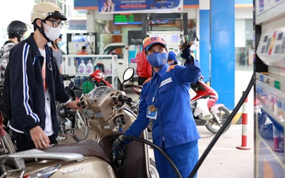 Giá xăng RON95-III giảm mạnh 5.625 đồng/lít