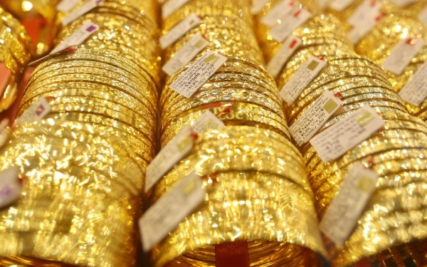 Giá vàng thế giới rớt mạnh, bốc hơi cả trăm USD