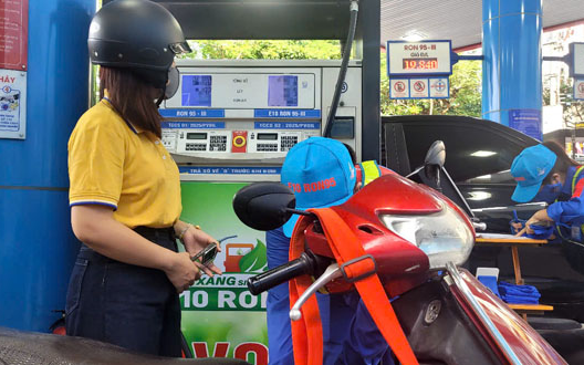 Vì sao xăng dầu trong nước giảm mạnh dù giá dầu thế giới vẫn rất cao?