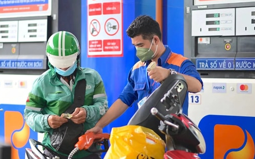 Vì sao xăng dầu trong nước giảm mạnh dù giá dầu thế giới vẫn rất cao?