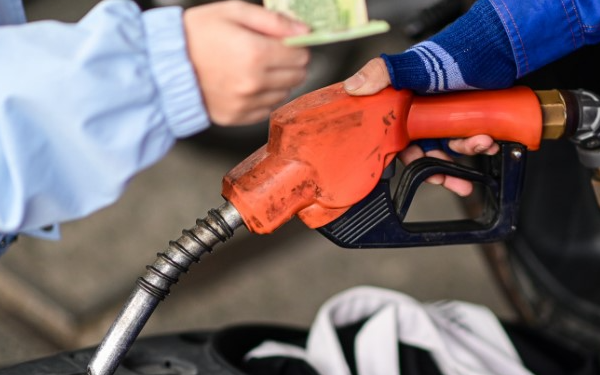 Vì sao giá xăng dầu đồng loạt giảm mạnh, có loại hạ tới 5.600 đồng/lít?