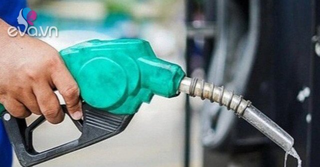 Giá xăng giảm gần 6.000 đồng/lít, xăng RON95 về mức 24.300 đồng