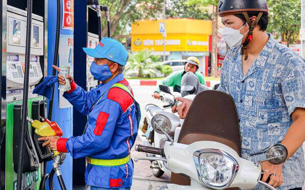 Giá xăng giảm gần 6.000 đồng/lít, xăng RON95 về mức 24.300 đồng