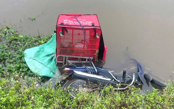 Ninh Bình: Phát hiện thi thể nam shipper dưới mương nước