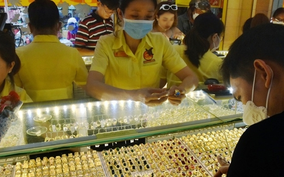 Giá vàng hôm nay, 27-3: Đột ngột giảm sâu