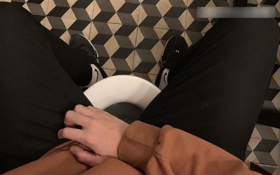 1 MC truyền hình đột tử khi đang đi vệ sinh, bác sĩ cảnh báo 2 hành động này cực nguy hiểm