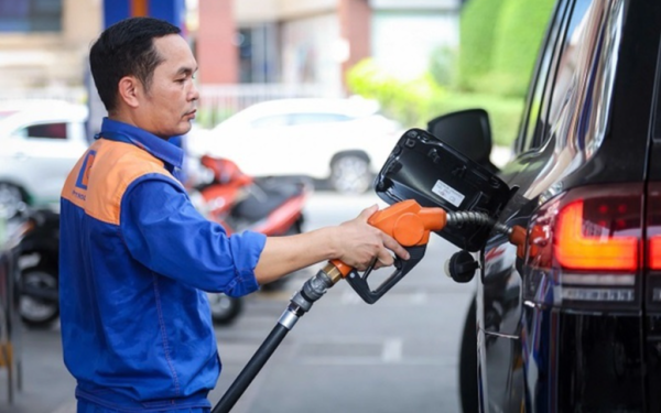 Hôm nay, giá xăng RON 95-III giảm xuống 24.000 đồng/lít