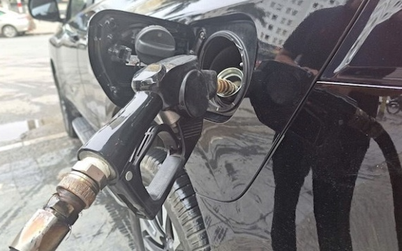 Giá xăng dầu hôm nay 29/3: Biến động trái chiều