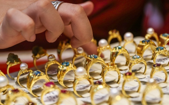 Giá vàng bật tăng trở lại, rủi ro vẫn còn nếu ‘pháo đài’ bị xuyên thủng