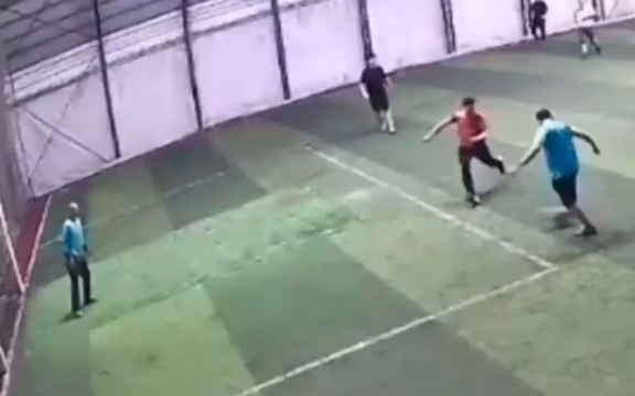 Clip: Bị bóng đập mạnh vào ngực, nam thủ môn ngã gục xuống sân cỏ, tử vong thương tâm