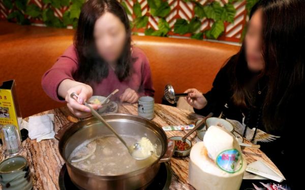 Cô gái 26 tuổi tử vong sau khi ăn lẩu, bác sĩ cảnh báo việc nhiều người hay làm