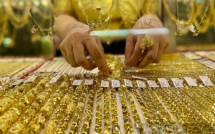 Giá vàng hôm nay 30-3: Vàng, bạc rớt khi dầu thô tăng mạnh