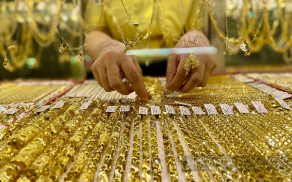 Giá vàng hôm nay 30-3: Vàng, bạc rớt khi dầu thô tăng mạnh