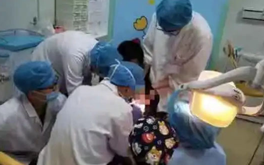 Tưởng keo 502 là son, bé gái bôi lên môi liền bị dính chặt, mẹ tưới thêm 1 thứ được BS khen: Thông minh quá!