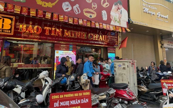 Giá vàng liên tục biến động, người dân thấp thỏm mua bán