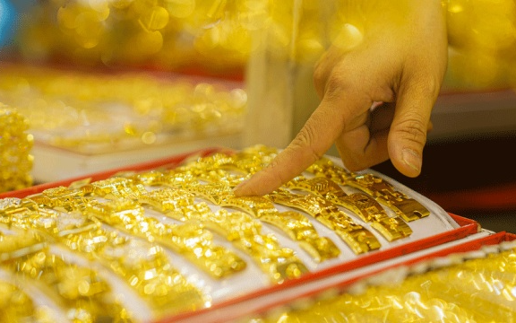Giá vàng tăng vọt, SJC và nhẫn trơn cao hơn thế giới