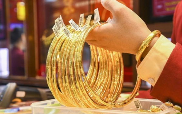 Giá vàng hôm nay (1/4): Thế giới tiến nhanh về mốc 5.000 USD, trong nước lập tức tăng vọt