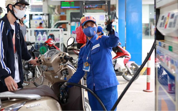 Giá xăng dầu biến động khó lường, Thủ tướng chỉ đạo "nóng" về xây trạm sạc xe điện tại chung cư