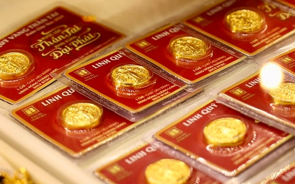 Giá vàng nhảy vọt lên gần 4.700 USD/oz nhờ tin tốt về chiến tranh, SPDR Gold Trust mua ròng